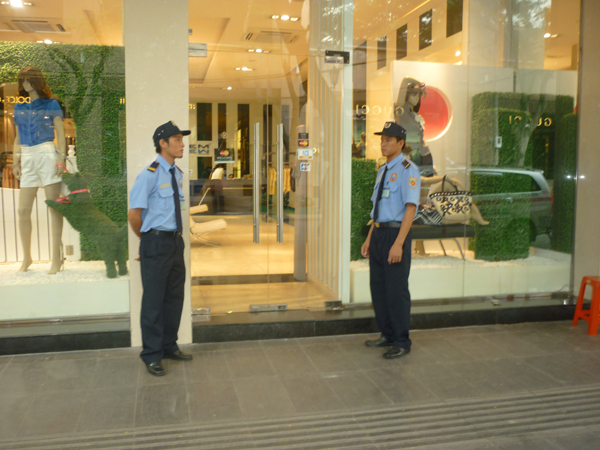 Nhu cầu sử dụng dịch vụ bảo vệ shop giày vào dip cuối năm